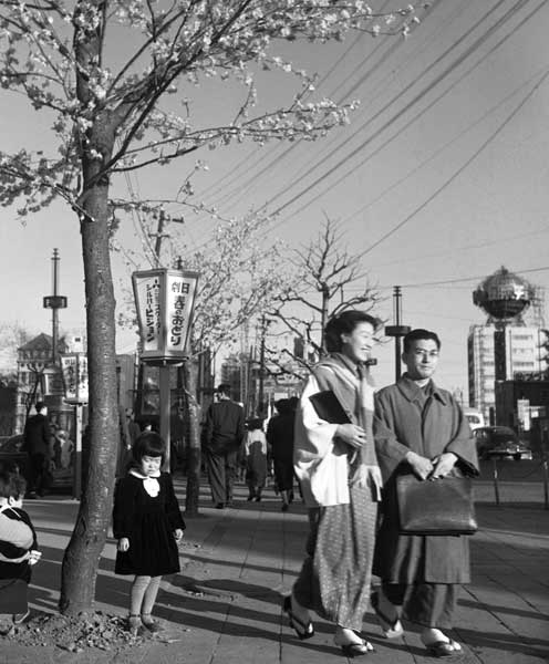 昭和２８年東京・銀座の通りを歩く着物姿のカッ…：昭和のファッション 写真特集：時事ドットコム