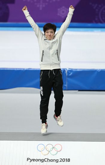 　平昌五輪・スピードスケート女子５００メートルで金メダルを獲得し、競技後のセレモニーで跳び上がって１位の台に乗る小平奈緒