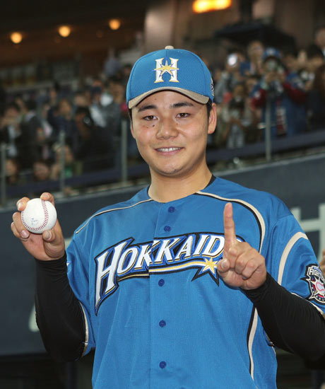 プロ初本塁打のボールを手に笑顔を見せる日本ハムの清宮…：清宮幸太郎 