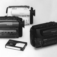 ソニーのカメラ一体型８ミリビデオカメラ「ハンディカ…：ソニーの系譜 写真特集：時事ドットコム