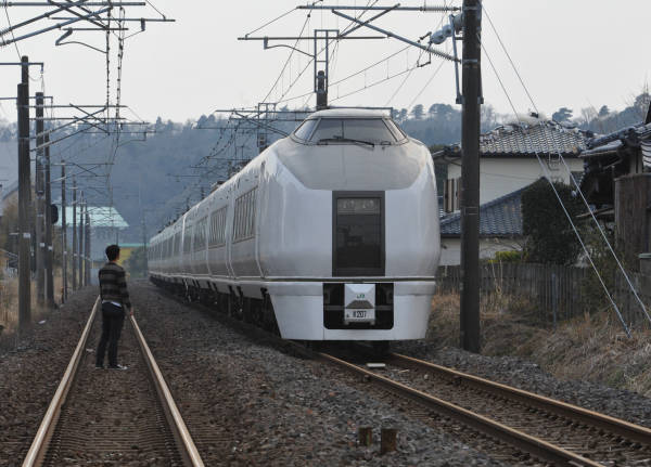 東日本大震災でストップし、復旧が待たれるＪＲ常磐線。茨城県北茨城市の磯原駅付近の線路上には、地震で停車した特急「スーパ…