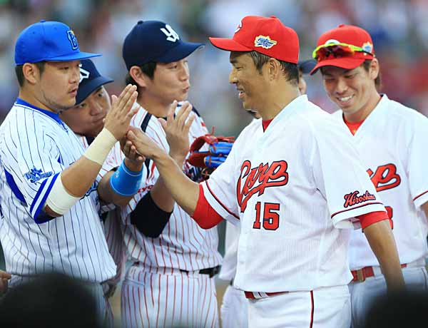 プロ野球オールスター・１回を無失点で抑え、ベンチ前…：黒田博樹投手 