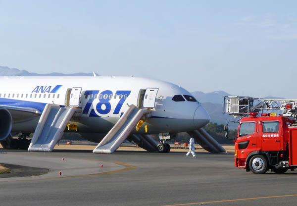 高松空港に緊急着陸した全日空ボー…：ボーイング７８７型機、緊急着陸 写真特集：時事ドットコム