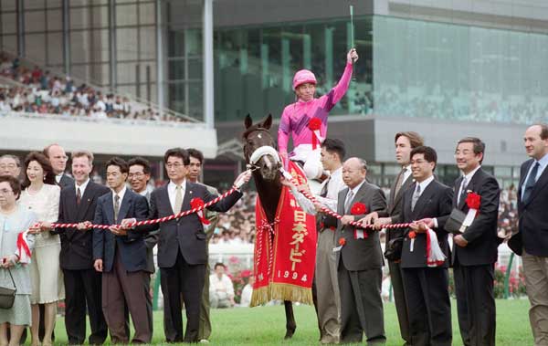 第６１回日本ダービー（Ｇ１）を制し、記念撮影する…：歴代ダービー馬 写真特集：時事ドットコム