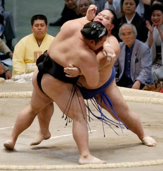 ２００３年の大相撲名古屋場所で、魁皇（奥）は千代大海を…：大関魁皇 