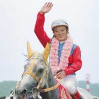 第５９回日本ダービー（Ｇ１）を制し、無敗のまま皐…：歴代ダービー馬 