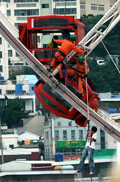 ２００７年８月１３日、韓国南部の釜山で開催中の移…：遊園地での悲劇 写真特集：時事ドットコム