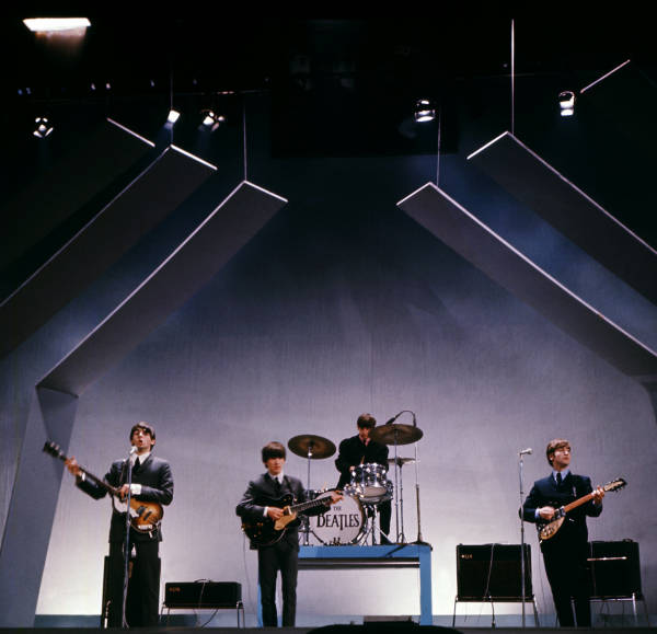 演奏するザ・ビートルズ。左からポール・マッカート…：ジョン・レノン 写真特集：時事ドットコム