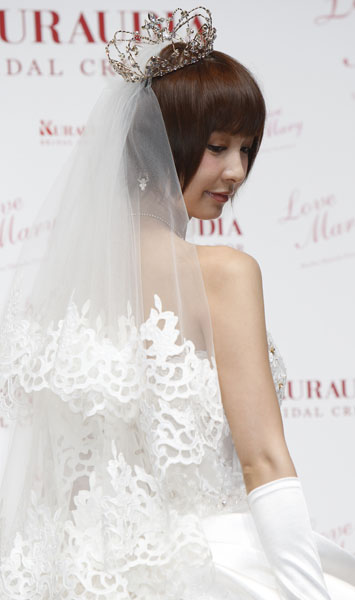 ＡＫＢ４８…：篠田麻里子プロデュースのドレス「Love Mary」 写真特集 