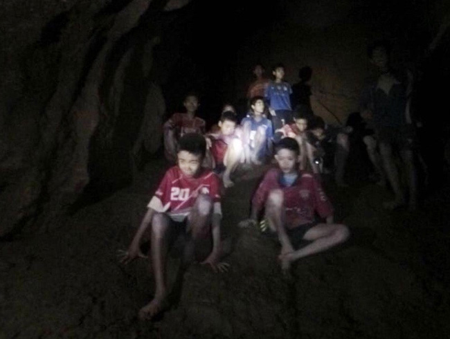 タイ北部チェンライ郊外の洞窟で発見された少年ら＝2018年7月2日［タイ海軍提供］【時事通信社】　タイ北部チェンライ郊…