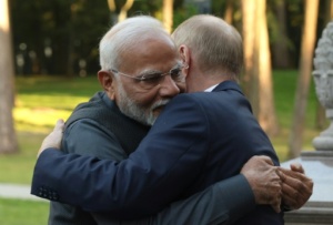 モディ印首相、プーチン大統領と熱烈ハグ　５年ぶりにロシア訪問