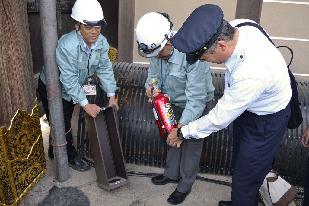 二条城の消火器を点検する消防署員（右）ら＝３１日午前、京都市中京区