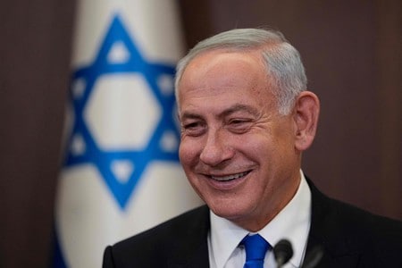 ２９日、エルサレムで、初閣議に臨んだイスラエルのネタニヤフ首相（ＡＦＰ時事）