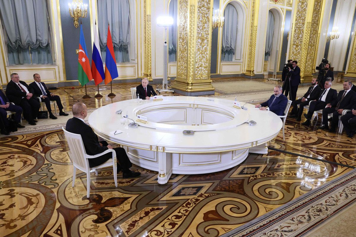 プーチン氏の面前で大論争　アルメニア・アゼルバイジャン首脳：時事ドットコム