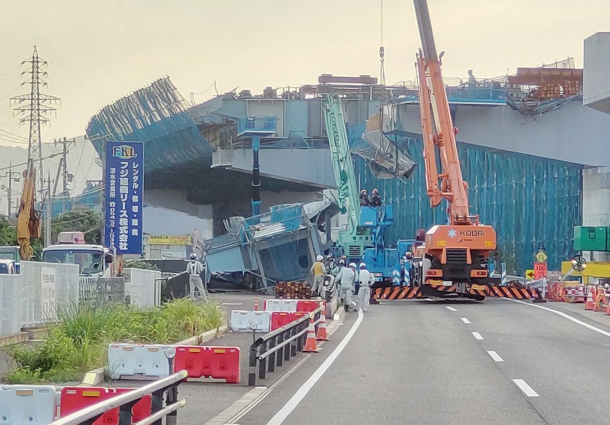 橋桁落下、作業員２人死亡 ６人重軽傷、高架化工事で―静岡の国道 