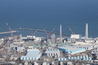 東京電力福島第１原発の敷地内に並ぶ処理水を保管するタンク＝２０２１年２月、福島県（時事通信チャーター機より）