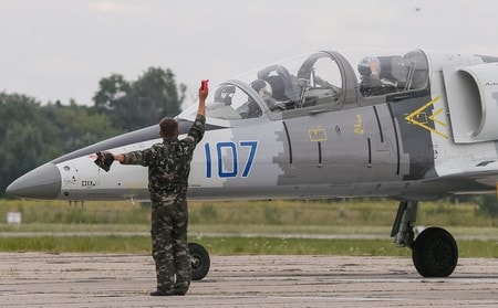 ウクライナ空軍のＬ３９練習機＝２０１６年８月、キーウ（キエフ）州（ＥＰＡ時事）