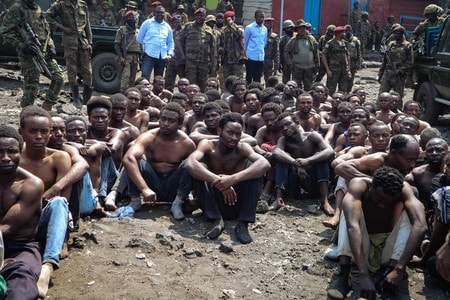 ８月３０日、コンゴ（旧ザイール）東部のゴマで、反国連デモを計画し拘束された宗教団体のメンバーら（ＡＦＰ時事）