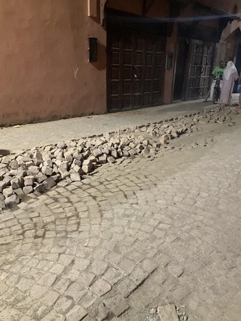 ９日、モロッコ中部マラケシュで、地震により破損した道路（井出明・金沢大教授提供）