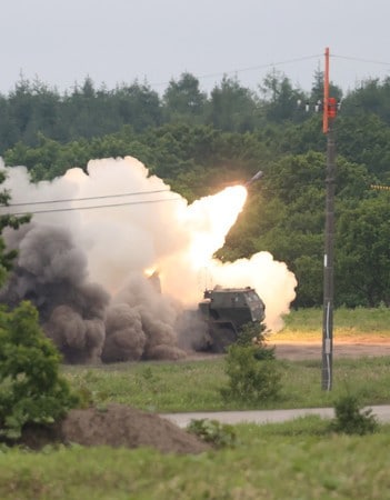 陸上自衛隊と米陸軍による共同訓練で、ロケット弾を発射する米陸軍の高機動ロケット砲システムＨＩＭＡＲＳ（ハイマース）＝２０２１年６月、北海道の矢臼別演習場