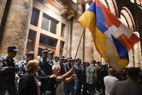 １９日、アルメニアの首都エレバンで、パシニャン首相に抗議するデモ隊（ＡＦＰ時事）