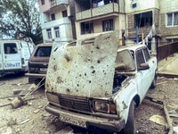 １９日、ナゴルノカラバフの中心都市ステパナケルトで、攻撃によって破壊された乗用車（カフカス地方の独立系ニュースサイトＯＣメディア提供）（ＥＰＡ時事）