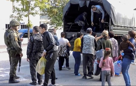 ２０日、ロシアの平和維持部隊により避難させられるナゴルノカラバフの住民ら＝ロシア国防省提供の映像より。撮影場所不明（ＥＰＡ時事）