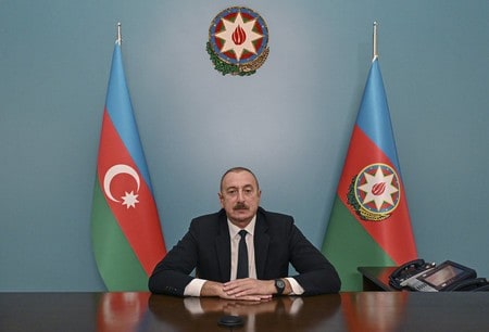 ２０日、アゼルバイジャン国民に向けてテレビ演説するアリエフ大統領（ＥＰＡ時事）