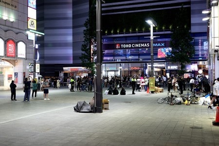 歌舞伎町の「ＴＯＨＯシネマズ新宿」周辺で、若者が集う「トー横」と呼ばれる地区＝５日夜、東京都新宿区