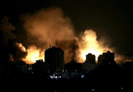 ９日、イスラエルによる空爆で煙が上がるパレスチナ自治区ガザ（ＥＰＡ時事）