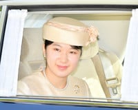 上皇后さまの誕生日のお祝いのため、赤坂御用地に入られる愛子さま＝２０日午前、東京都港区（代表撮影）