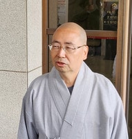 ２６日、ソウルの韓国最高裁で判決を前に取材に応じる浮石寺側の関係者
