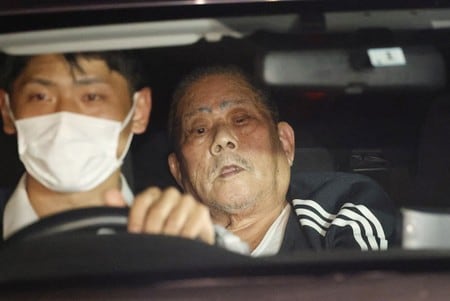 郵便局に立てこもり、逮捕された鈴木常雄容疑者（右）＝３１日夜、埼玉県蕨市