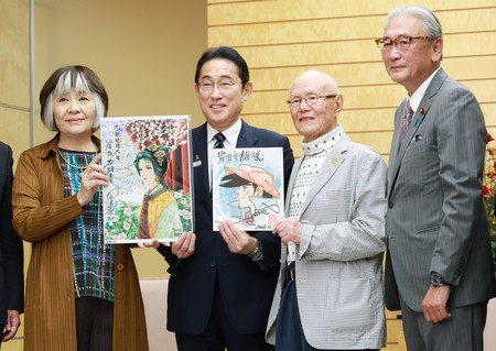 マンガ・アニメ・ゲームに関する議員連盟による申し入れで、漫画家のちばてつやさん（右から２人目）や里中満智子さん（左端）らと撮影に応じる岸田文雄首相（左から２人目）＝１日午後、首相官邸