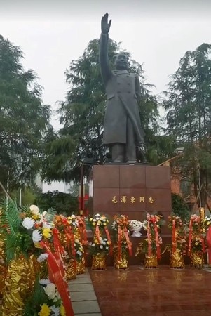 中国湖南省長沙市の村に建立された毛沢東の銅像（中国のウェブサイトより・時事）