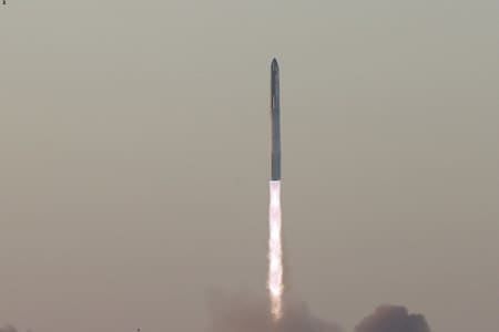 １８日、米南部テキサス州ボカチカ近郊の発射場から打ち上げられた、宇宙企業スペースＸの大型宇宙船「スターシップ」を搭載したロケット（ＥＰＡ時事）
