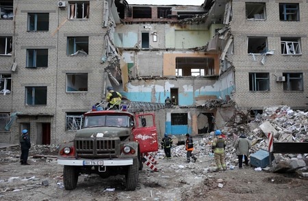 ２０日のロシアによるミサイル攻撃を受け、損壊した病院のがれきを撤去する救助隊＝２２日、ウクライナ東部ドネツク州ドネツク近郊（ＡＦＰ時事）