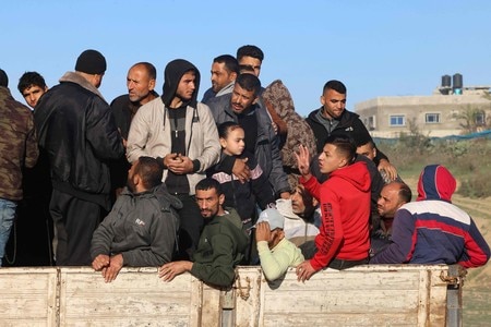 １０日、パレスチナ自治区ガザ南部のハンユニスからラファに逃げる人々（ＡＦＰ時事）