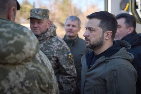 ウクライナのゼレンスキー大統領（右から２人目）とザルジニー軍総司令官（左から２人目）＝１１月３日、撮影場所不明（大統領府提供）（ＡＦＰ時事）