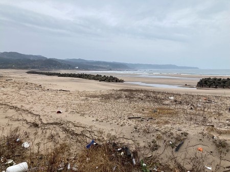 地震による隆起に伴い、約２５０メートル海側に移動した海岸線＝３日、石川県輪島市（東京大地震研究所提供）