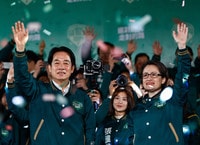 １３日、台北市で、台湾総統選で当選した与党・民進党の頼清徳副総統（左）と次期副総統に選出された蕭美琴・前駐米代表（右）（ＥＰＡ時事）
