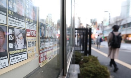 警視庁丸の内警察署の掲示板に張られた桐島聡容疑者（左手前）の指名手配ポスター＝２６日