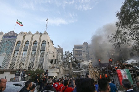 １日、シリアの首都ダマスカスで、攻撃を受けたイラン大使館に集まる人々（ＡＦＰ時事）