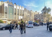 １日、ダマスカスで、攻撃を受け煙を上げるイラン大使館領事部の建物（ロイター時事）