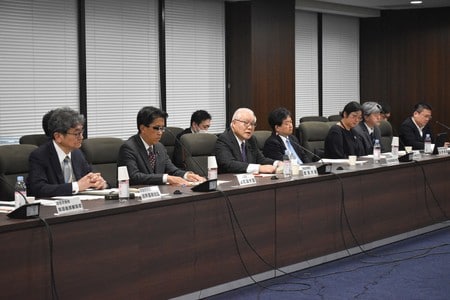 日本版ＣＤＣの準備委員会に出席する武見敬三厚労相（左から３人目）＝９日午後、東京都千代田区