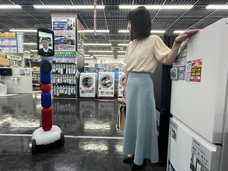 ヤマダホールディングスの遠隔操作ロボットによる接客の実演＝２９日、東京都中央区