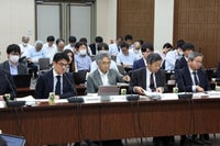 財政検証結果の概要について話し合う第１６回社会保障審議会年金部会＝３日午後、東京都千代田区の全国都市会館