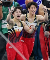 男子個人総合で金メダルを獲得し、喜ぶ岡慎之助（左）。右は橋本大輝＝３１日、パリ