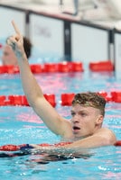 競泳男子２００メートル平泳ぎで優勝したフランスのレオン・マルシャン＝７月３１日、パリ