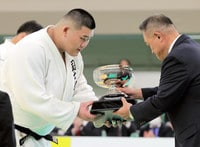 全日本柔道選手権大会で初優勝を果たし、トロフィーを受け取る斉藤立（左）＝２０２２年４月、東京・日本武道館